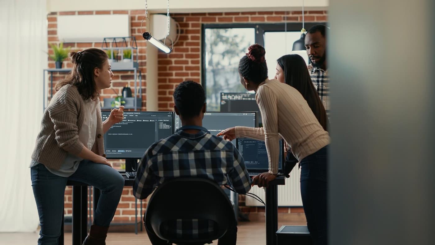 Squad de Zentrix revisando código en equipo