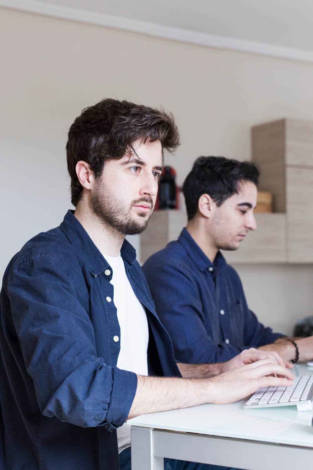 Desarrolladores concentrados programando